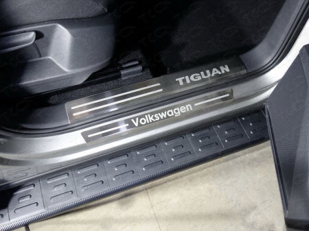 Volkswagen Tiguan 2017- Накладки на пластиковые пороги (лист шлифованный надписьTiguan) 2шт	